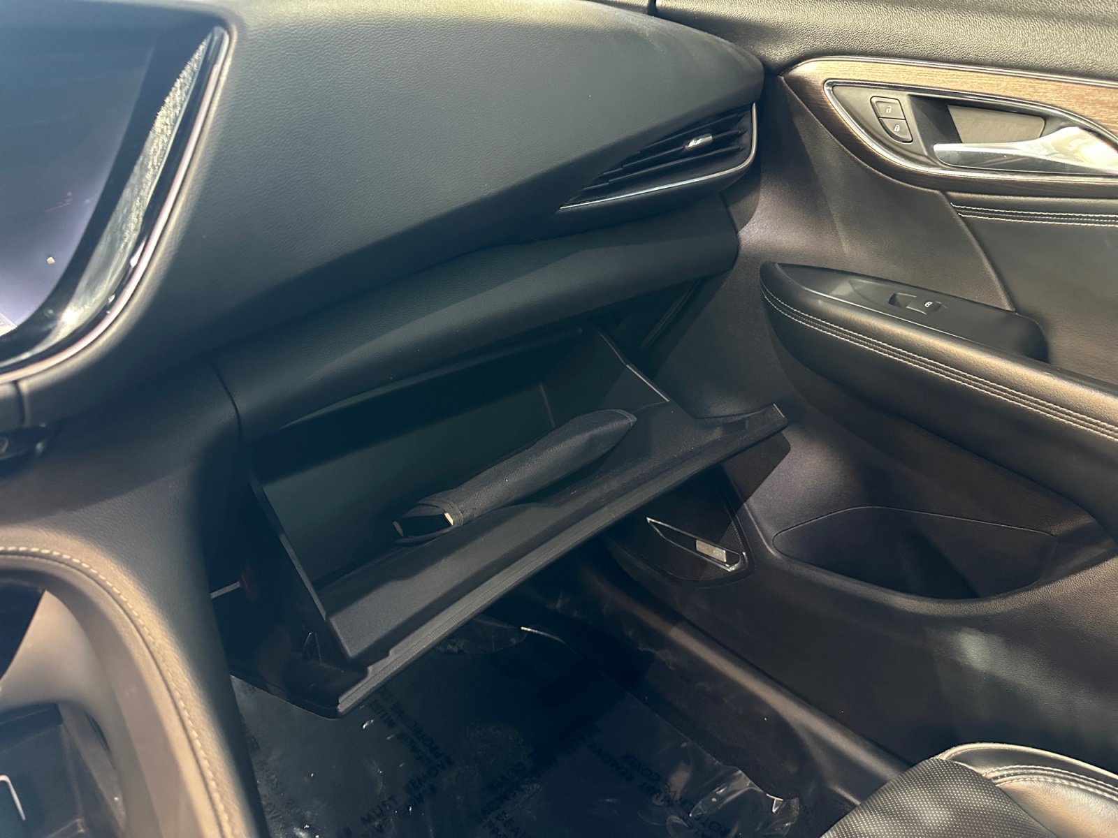 Used 2022 Buick Envision Avenir w/ Technology Package II FWD image 23