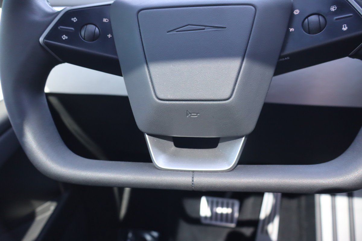 Used 2024 Tesla Cybertruck AWD Crew Cab image 22