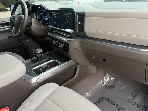 Used 2024 Chevrolet Silverado 1500 LTZ AWD/4WD image 31