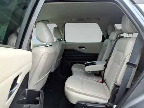 Used 2026 Nissan Pathfinder SL FWD image 12