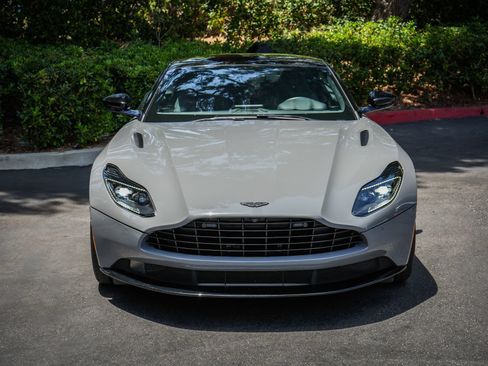 Used 2022 Aston Martin DB11 Coupe RWD image 5