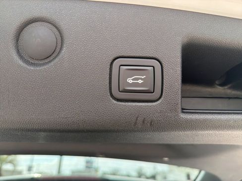 Used 2018 Chevrolet Equinox LT image 18