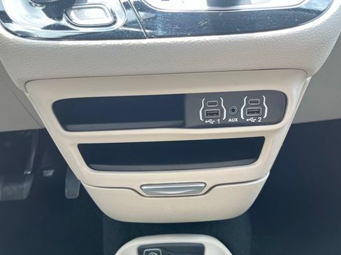 Used 2023 Chrysler Pacifica Touring-L FWD image 14