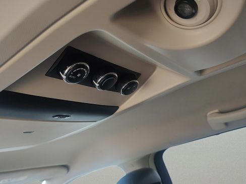 Used 2016 Chrysler Town & Country Touring-L w/ Driver Convenience Group image 14