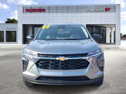 Used 2025 Chevrolet Trax LS FWD image 2