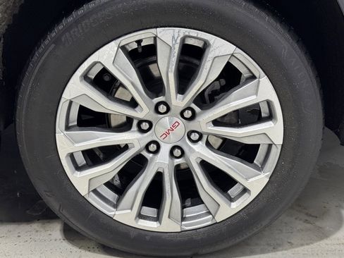 Used 2024 GMC Yukon Denali w/ Denali Reserve Package image 8