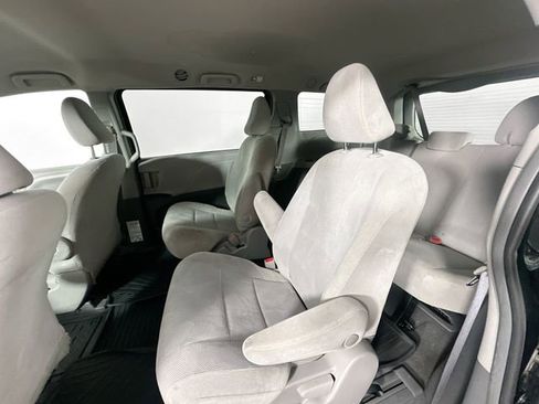 Used 2019 Toyota Sienna L image 23