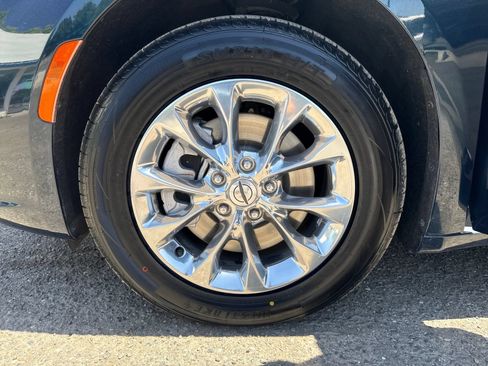 Used 2022 Chrysler Pacifica Touring-L AWD/4WD image 27