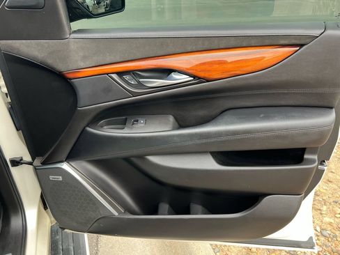 Used 2015 Cadillac Escalade Premium image 31