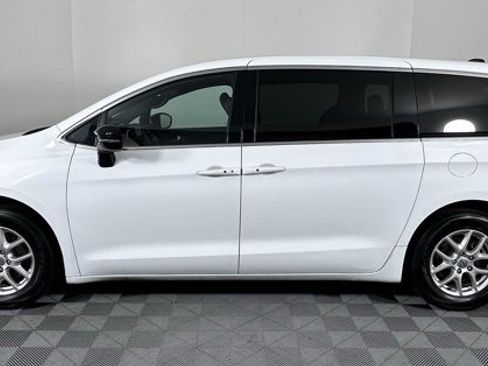 Used 2025 Chrysler Pacifica Select image 5