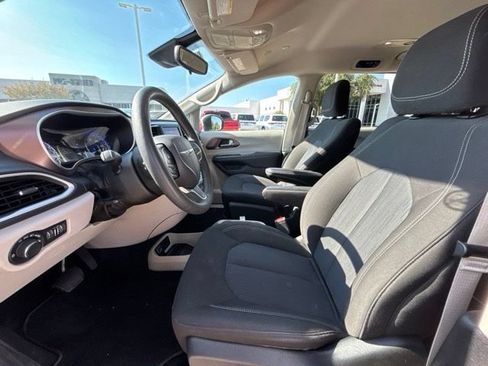 Used 2023 Chrysler Voyager LX FWD image 7