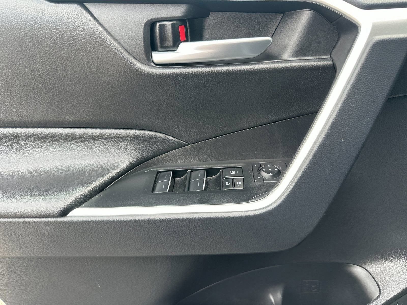 Used 2025 Toyota RAV4 XLE AWD/4WD image 10