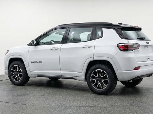 Used 2025 Jeep Compass Trailhawk image 6