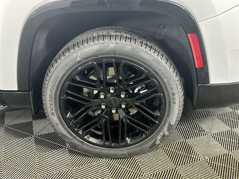 New 2025 Jeep Wagoneer L Series II w/ Premium Group I image 17