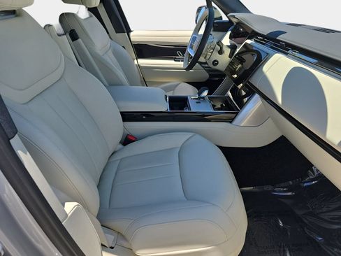 Certified 2025 Land Rover Range Rover SE AWD/4WD image 10