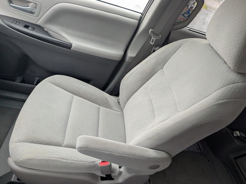 Used 2015 Toyota Sienna LE FWD image 22