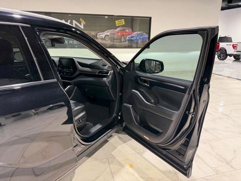 Used 2022 Toyota Highlander XLE image 17
