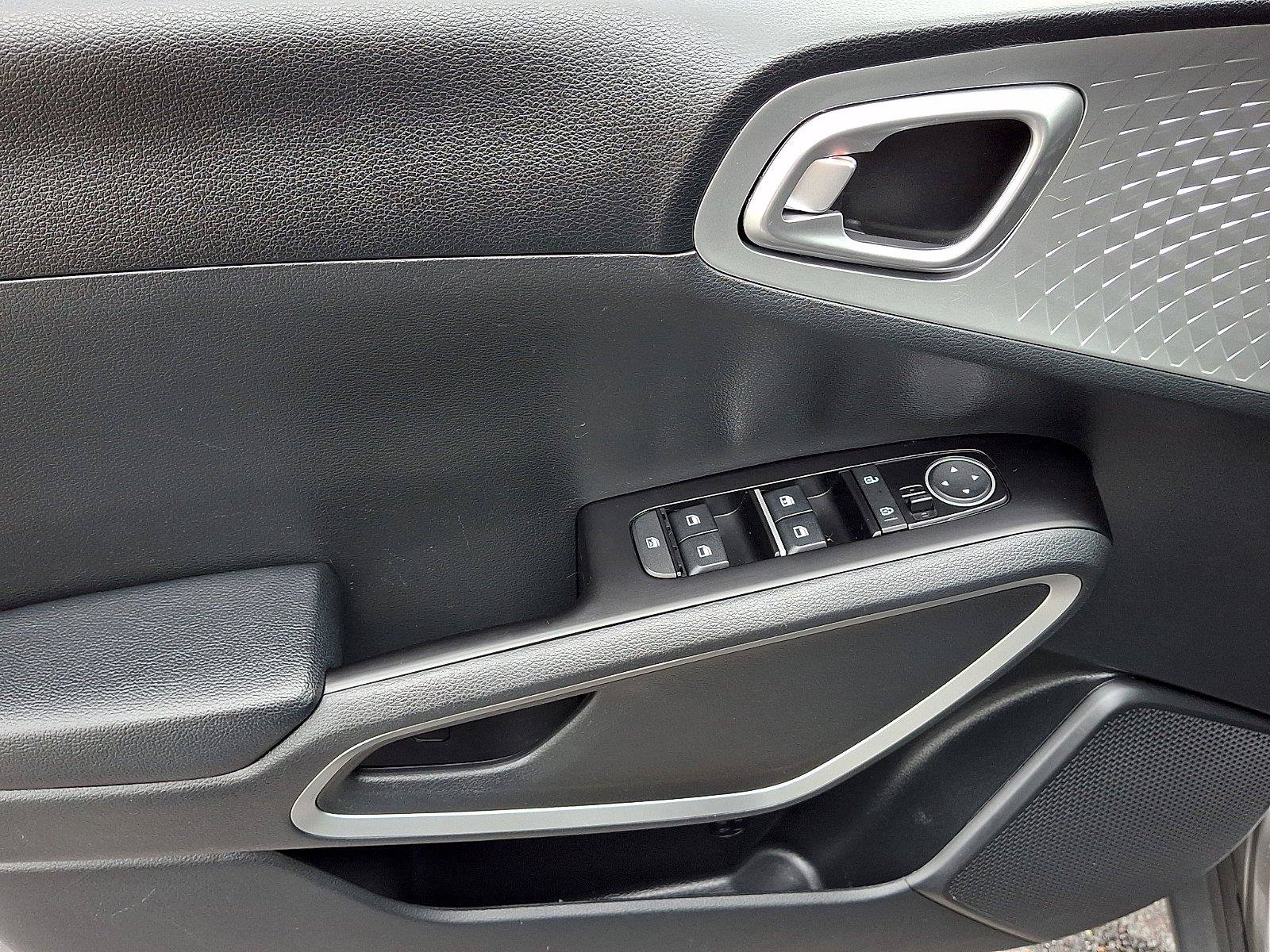 Used 2023 Kia Soul LX w/ Option Group 015 FWD image 13