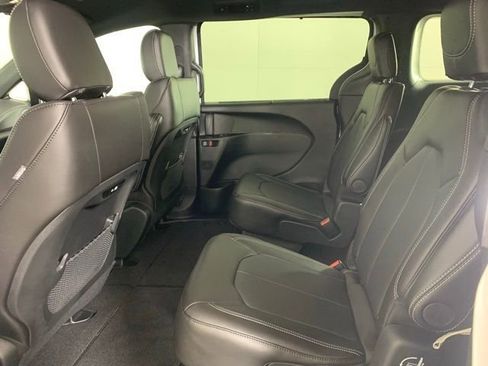 New 2026 Chrysler Pacifica Select image 14