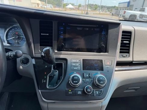 Used 2017 Toyota Sienna XLE w/ XLE Navigation Package FWD image 20