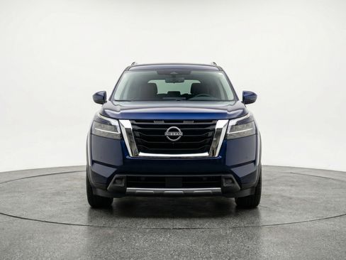 Used 2025 Nissan Pathfinder SV image 2