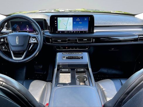 Used 2025 Lincoln Aviator AWD image 17