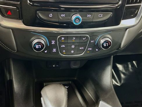 Used 2022 Chevrolet Traverse LT image 15