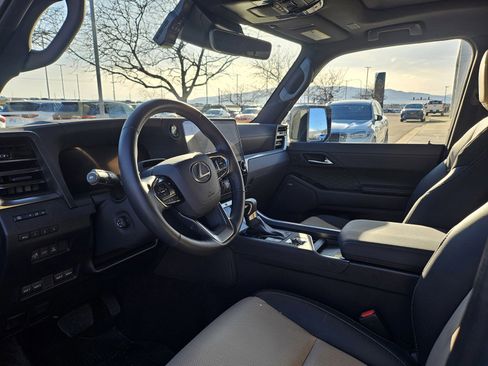 Used 2025 Lexus GX 550 image 10