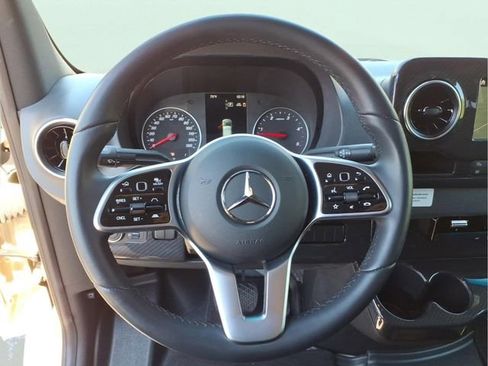 Used 2022 Mercedes-Benz Sprinter 2500 image 28
