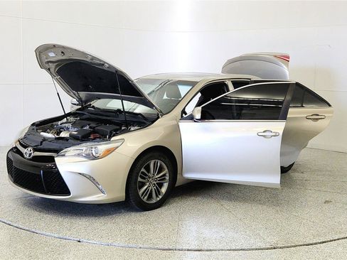 Used 2016 Toyota Camry SE w/ Moonroof Package FWD image 10