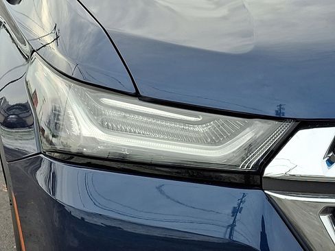 Used 2023 Chevrolet Traverse LT image 9