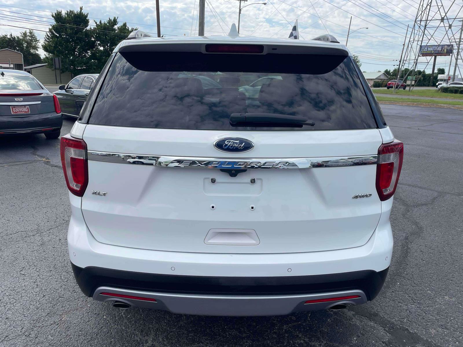 Used 2017 Ford Explorer XLT w/ Equipment Group 202A AWD/4WD image 7