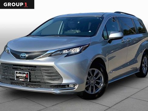 Used 2021 Toyota Sienna XLE FWD image 1