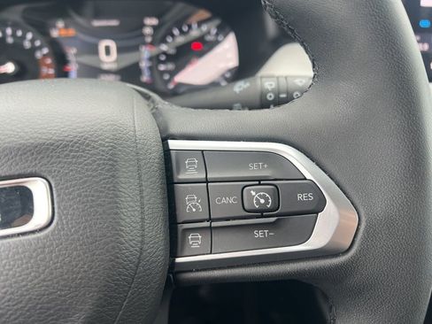 Used 2025 Jeep Compass Limited image 17