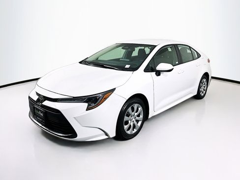 Used 2024 Toyota Corolla LE image 3