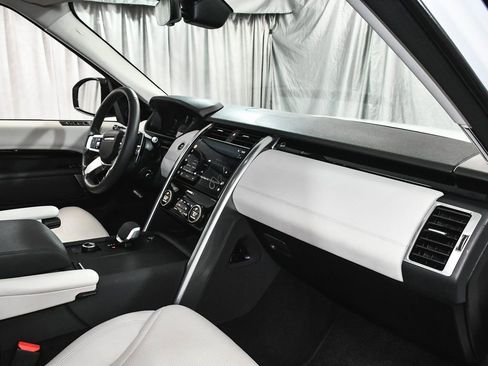 Used 2025 Land Rover Discovery S image 69