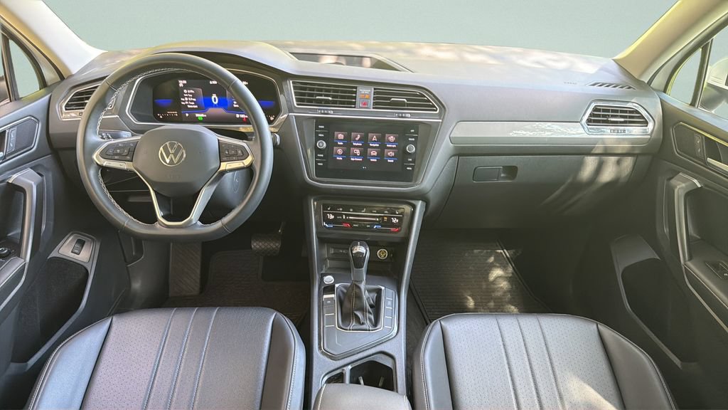Certified 2022 Volkswagen Tiguan SE FWD image 12