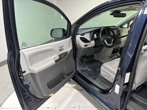 Used 2020 Toyota Sienna XLE AWD/4WD image 13