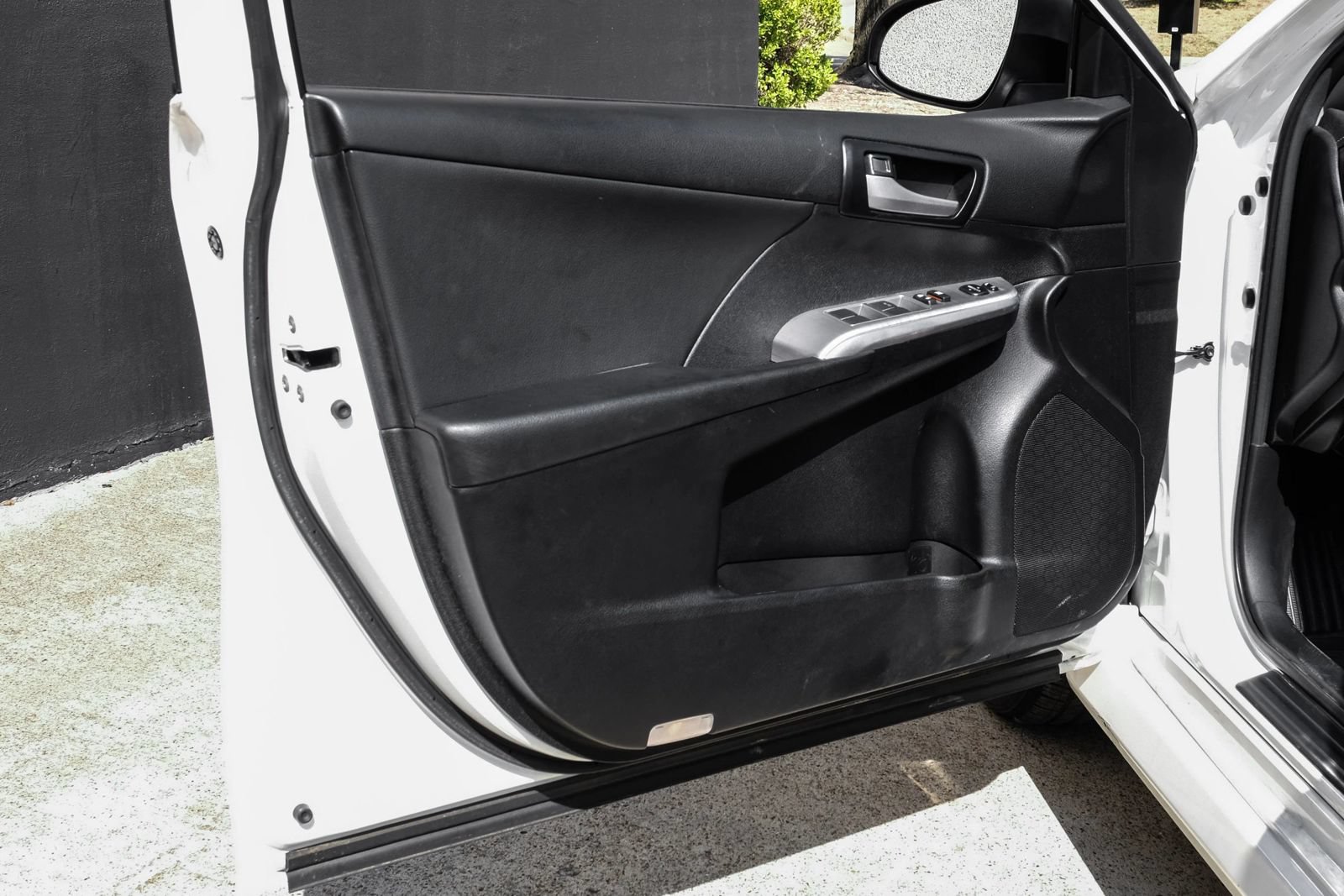 Used 2014 Toyota Camry SE FWD image 39