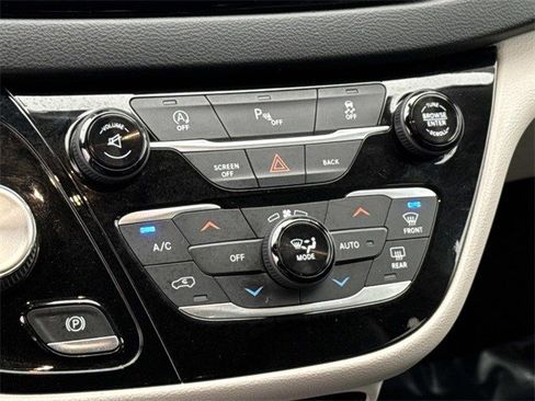 Used 2017 Chrysler Pacifica Touring-L image 21