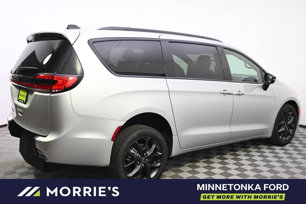 Used 2026 Chrysler Pacifica Select w/ S Appearance Package FWD image 8