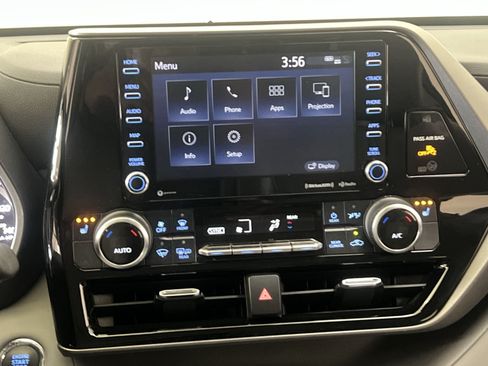 Used 2022 Toyota Highlander XLE AWD/4WD image 17