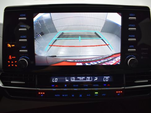 Used 2022 Toyota Sienna XLE FWD image 18