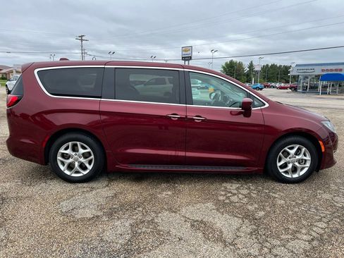 Used 2020 Chrysler Pacifica Touring w/ Tire & Wheel Group FWD image 4