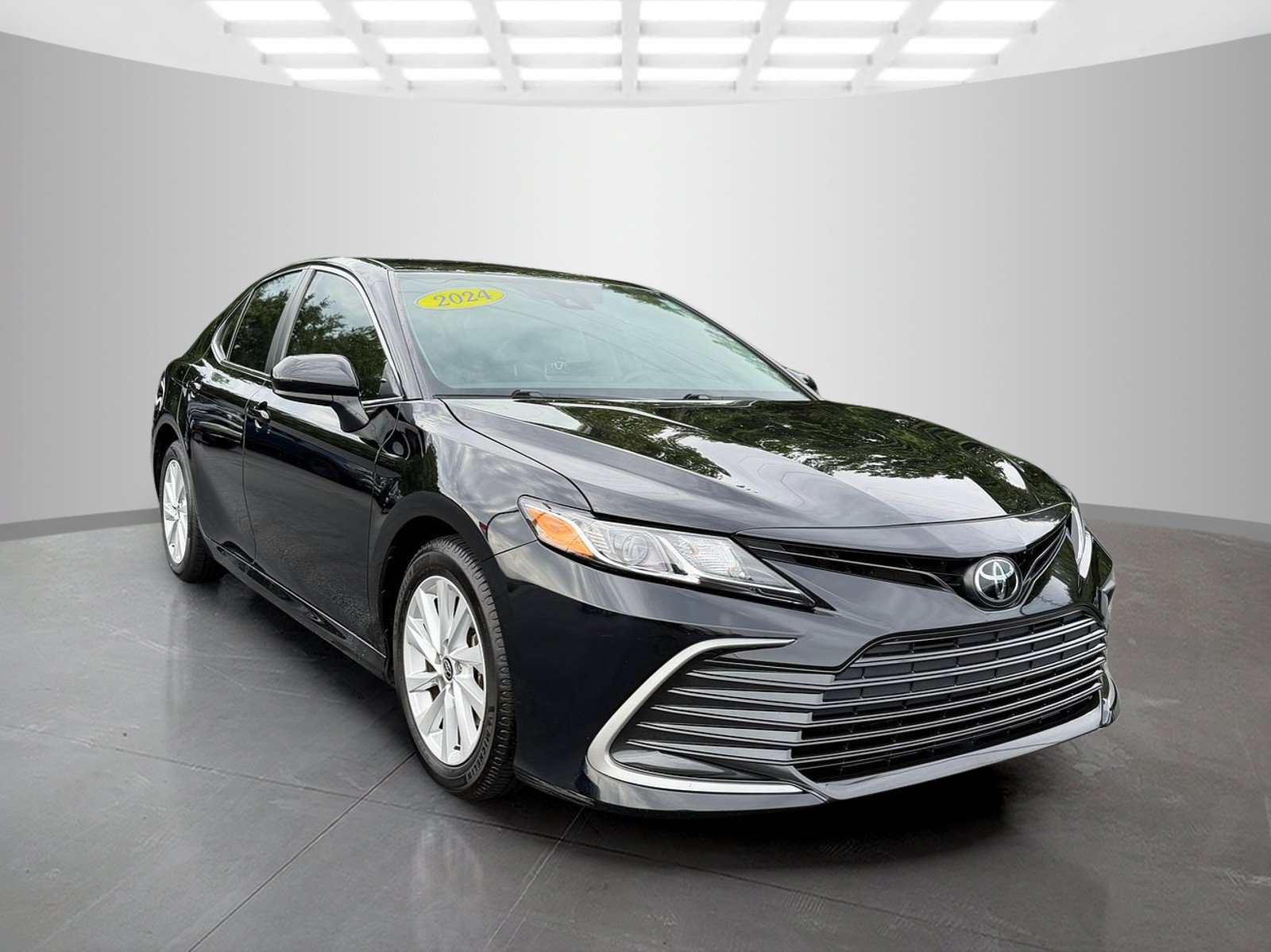 Used 2024 Toyota Camry LE FWD image 5