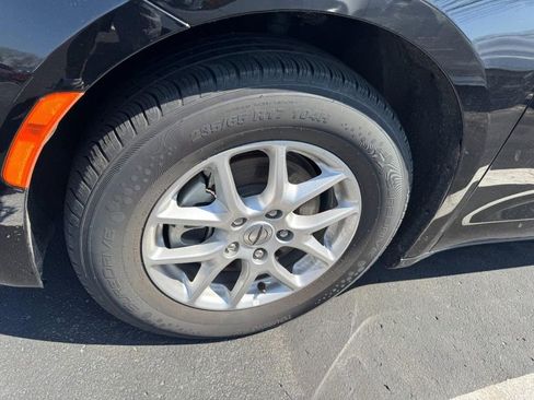 Used 2025 Chrysler Pacifica Select image 4