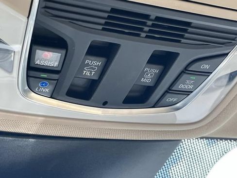 Used 2023 Acura MDX SH-AWD w/ Technology Package image 43