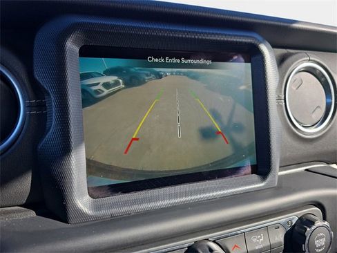 Used 2018 Jeep Wrangler Unlimited Sahara image 26