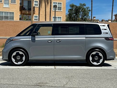 New 2025 Volkswagen ID. Buzz Pro S RWD image 7