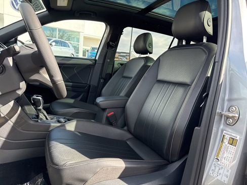 Certified 2022 Volkswagen Tiguan SE R-Line image 10